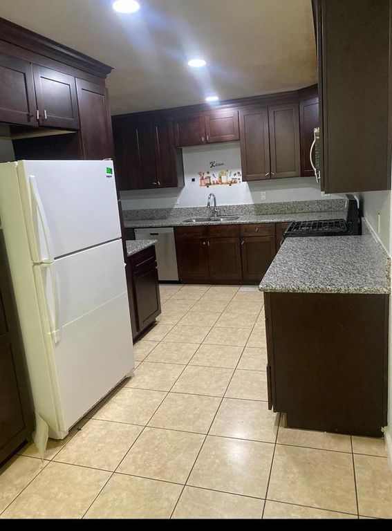 Image 3 of property listing at 933 W Home Avenue, Fresno, CA 93728