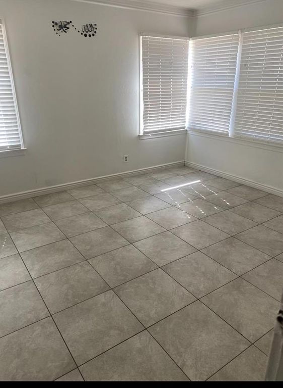 Image 8 of property listing at 933 W Home Avenue, Fresno, CA 93728
