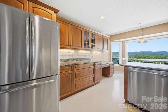 1870 Riverview Court, Hendersonville, NC 28739