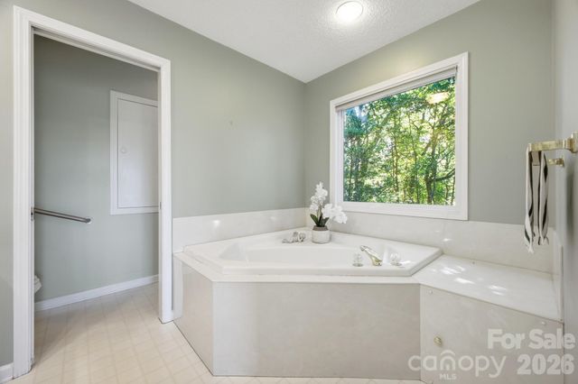 1870 Riverview Court, Hendersonville, NC 28739