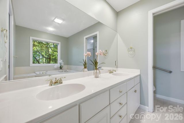 1870 Riverview Court, Hendersonville, NC 28739