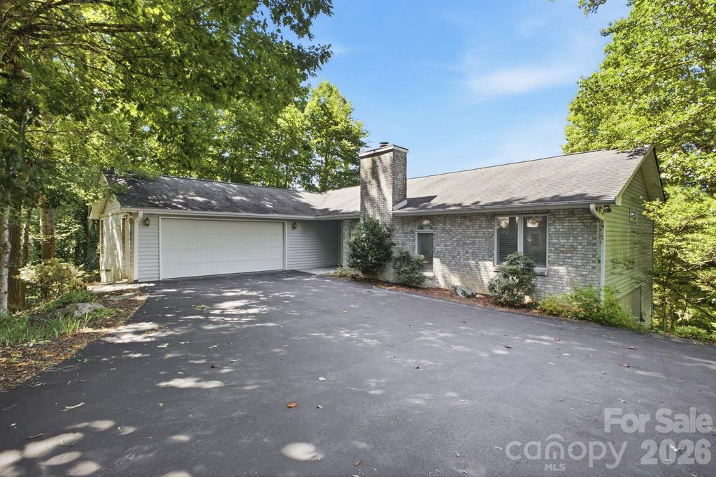 1870 Riverview Court, Hendersonville, NC 28739