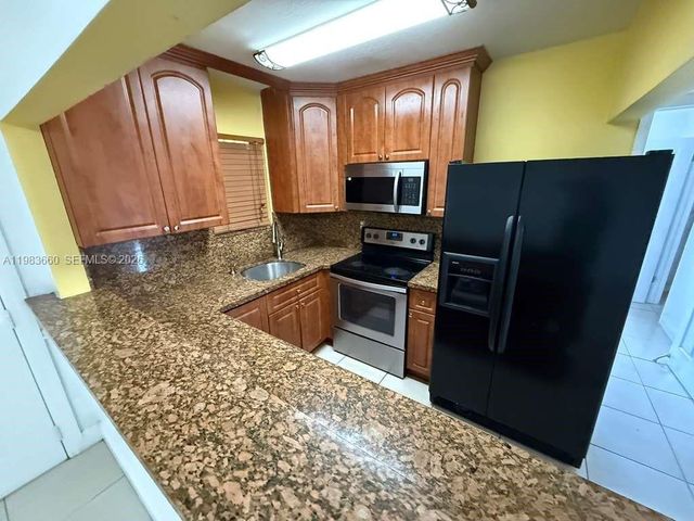 4050 NW 135th St 16-1, Opa-locka, FL 33054