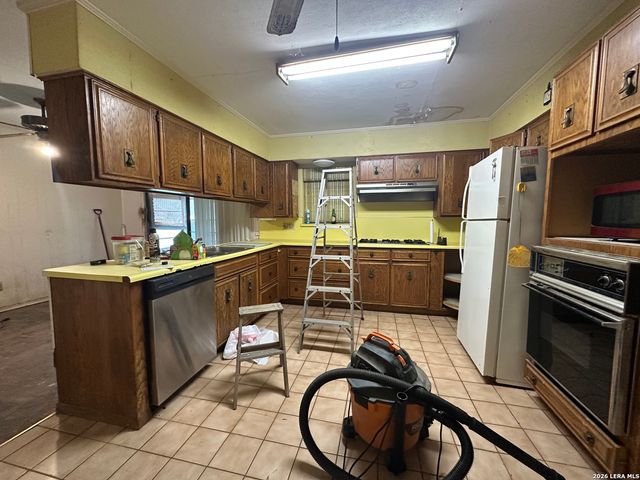 242 ZEPHYR DR, Windcrest, TX 78239