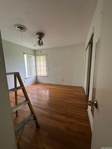 242 ZEPHYR DR, Windcrest, TX 78239