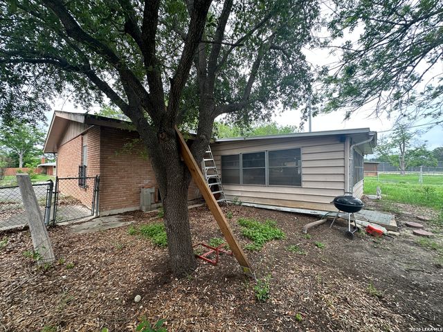 242 ZEPHYR DR, Windcrest, TX 78239