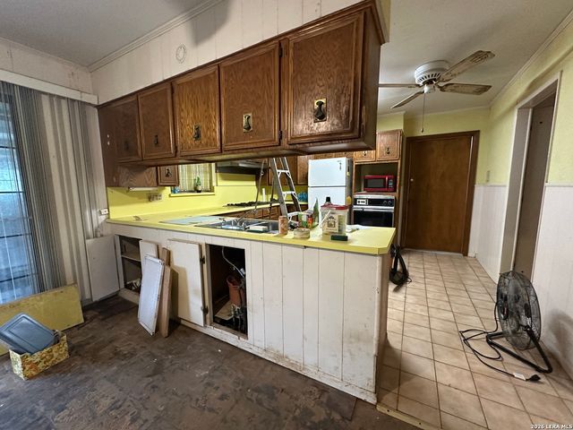 242 ZEPHYR DR, Windcrest, TX 78239