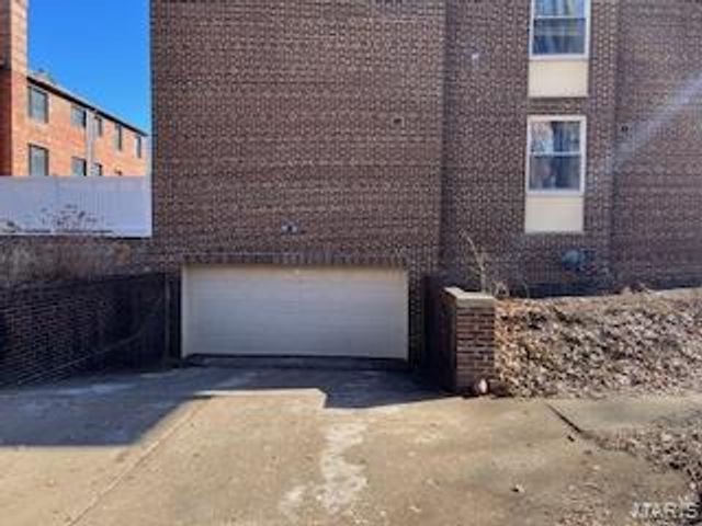 7571 Wellington Way 1A, St Louis, MO 63105