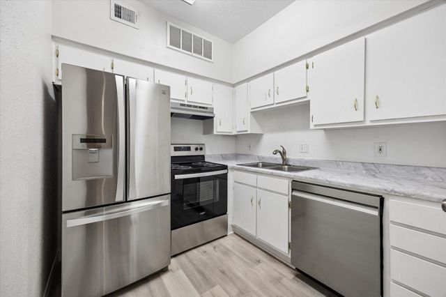 2100 Tanglewilde Street 565, Houston, TX 77063