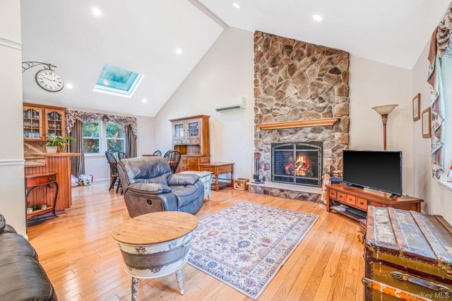 1 Chen Court, Middle Island, NY 11953