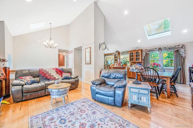 1 Chen Court, Middle Island, NY 11953