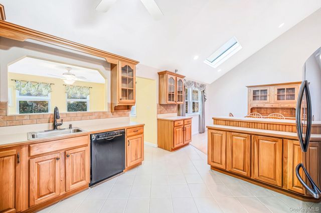 1 Chen Court, Middle Island, NY 11953