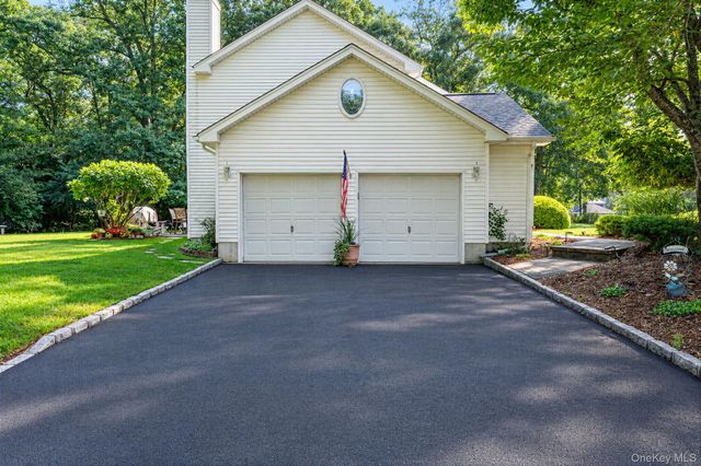 1 Chen Court, Middle Island, NY 11953