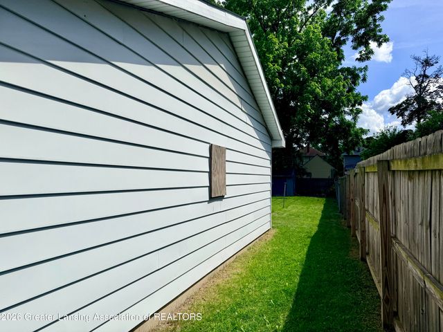 1127 W Maple Street, Lansing, MI 48915