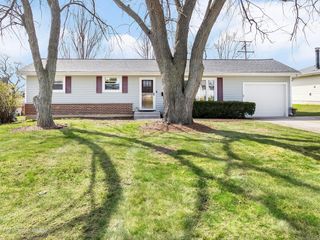 390 Arrowhead Trail, Carol Stream, IL 60188