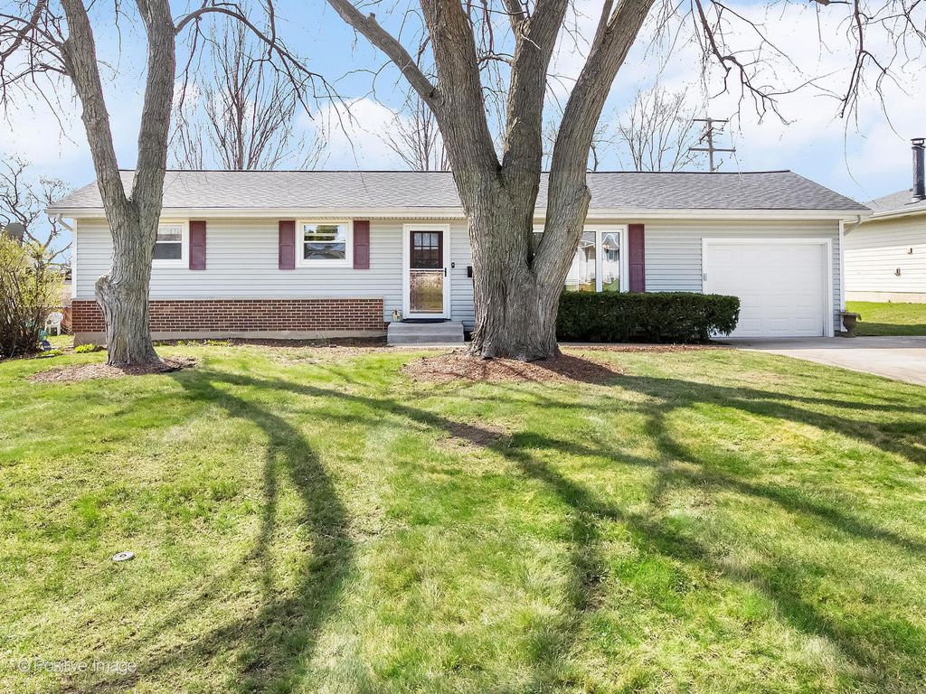 390 Arrowhead Trail, Carol Stream, IL 60188