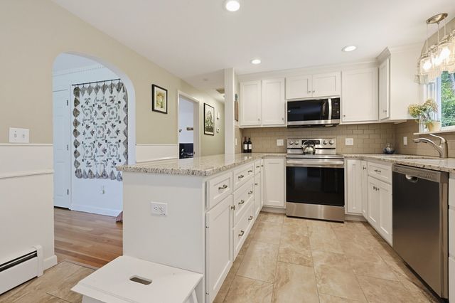 4 Willow St, Franklin, MA 02038