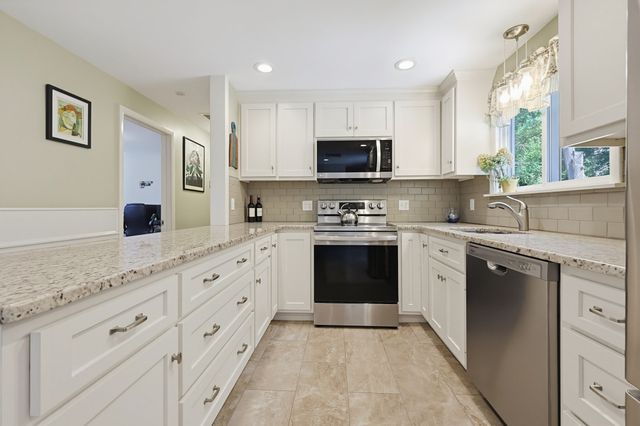 4 Willow St, Franklin, MA 02038