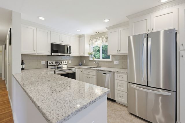 4 Willow St, Franklin, MA 02038