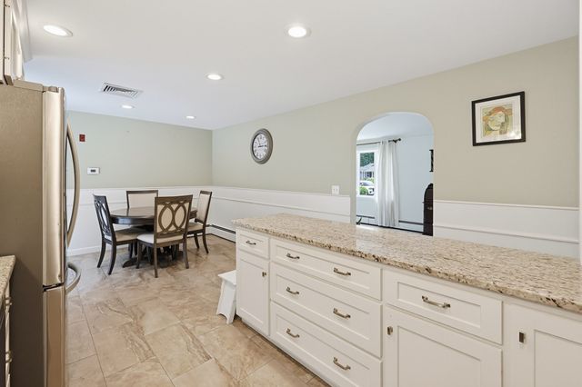 4 Willow St, Franklin, MA 02038