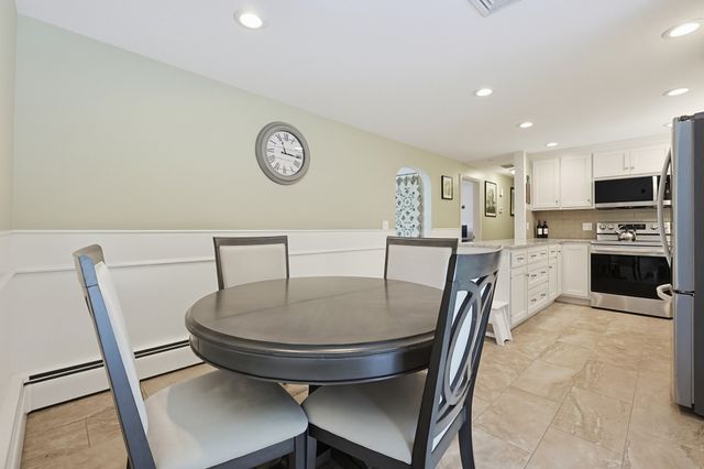 4 Willow St, Franklin, MA 02038