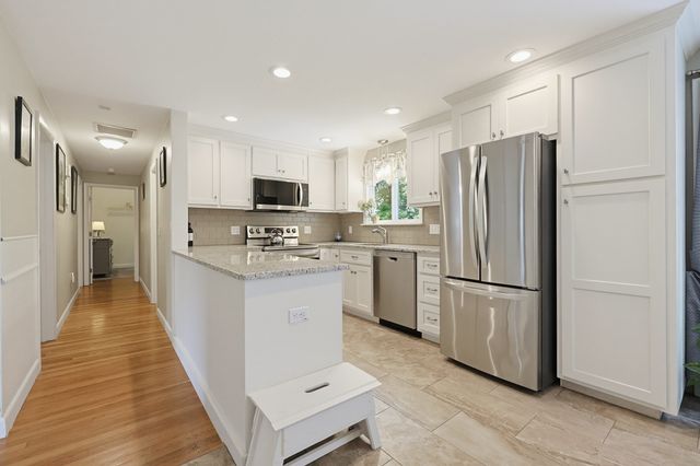 4 Willow St, Franklin, MA 02038