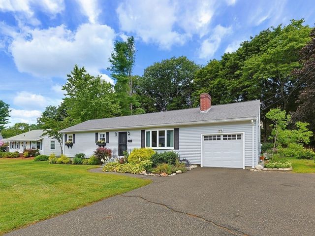 4 Willow St, Franklin, MA 02038