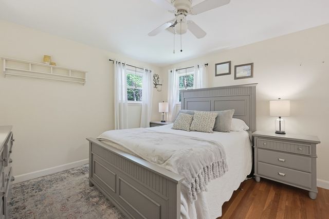 4 Willow St, Franklin, MA 02038