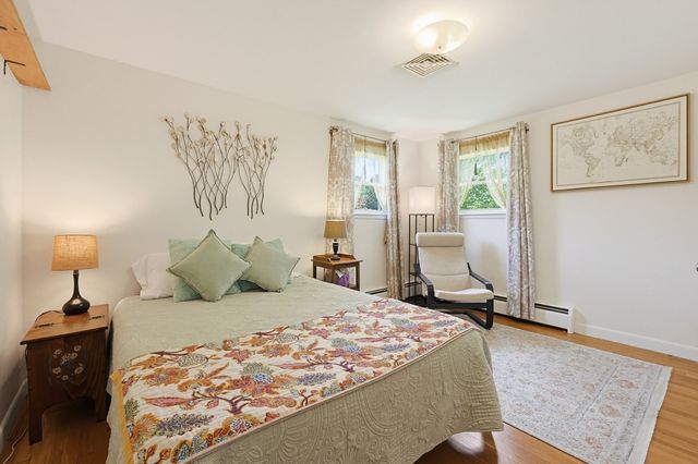 4 Willow St, Franklin, MA 02038