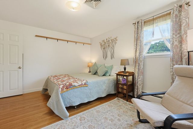 4 Willow St, Franklin, MA 02038