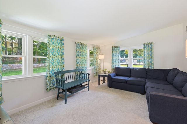 4 Willow St, Franklin, MA 02038