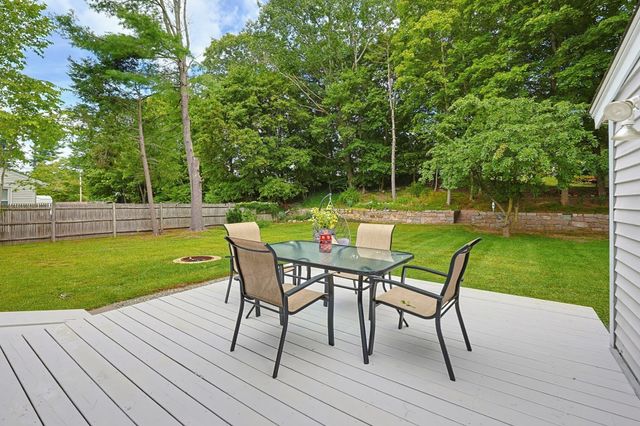 4 Willow St, Franklin, MA 02038