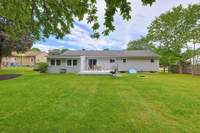4 Willow St, Franklin, MA 02038