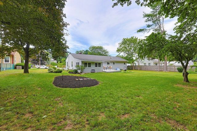 4 Willow St, Franklin, MA 02038