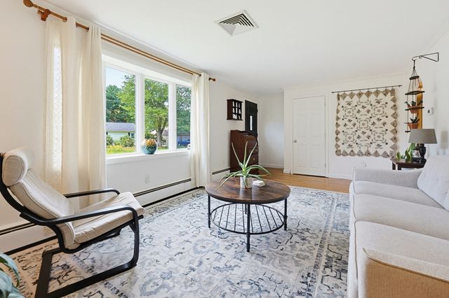 4 Willow St, Franklin, MA 02038