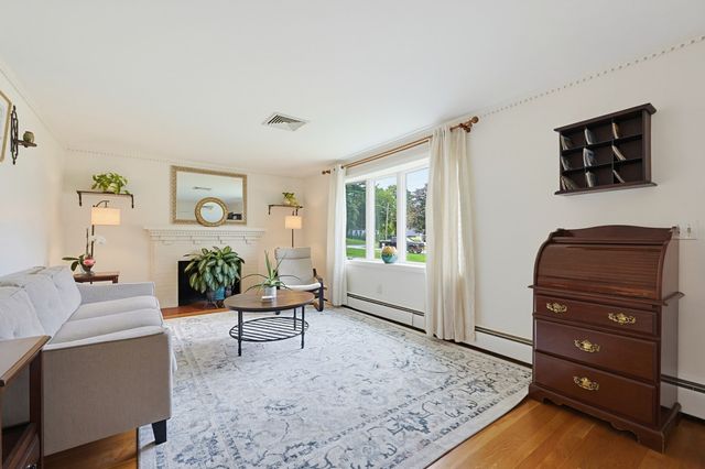 4 Willow St, Franklin, MA 02038