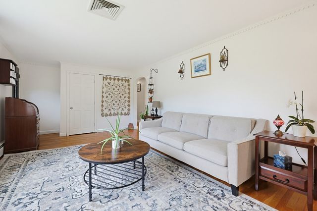 4 Willow St, Franklin, MA 02038