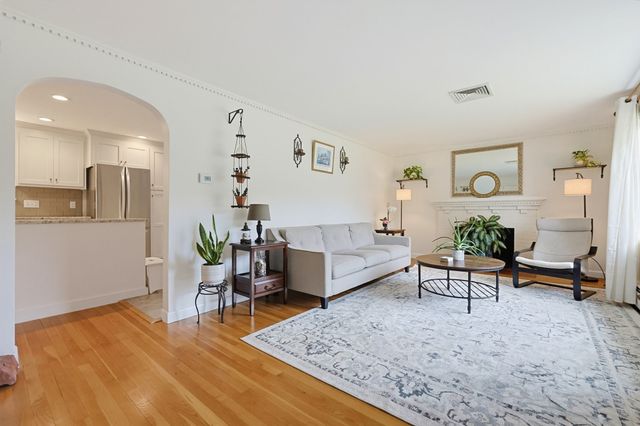4 Willow St, Franklin, MA 02038