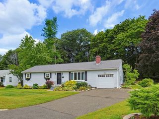 4 Willow St, Franklin, MA 02038