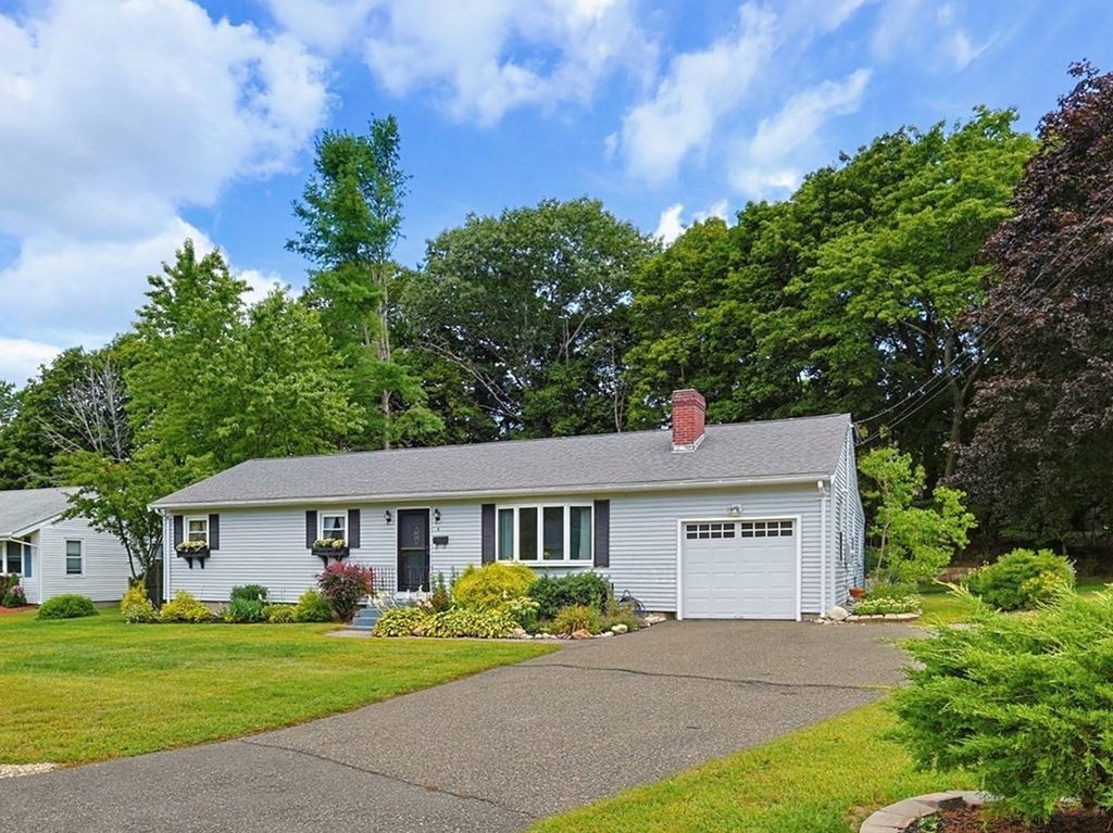 4 Willow St, Franklin, MA 02038