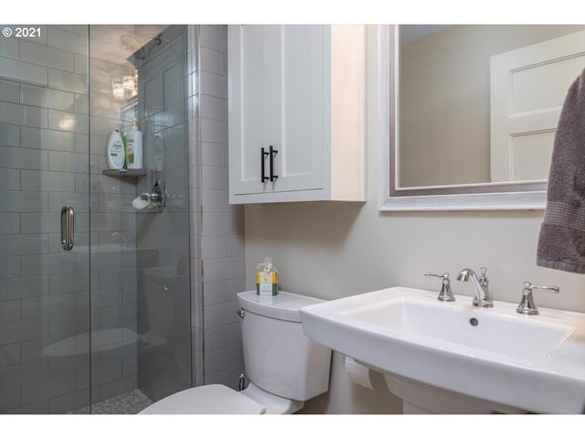 4412 Sw SHATTUCK Rd, Portland, OR 97221