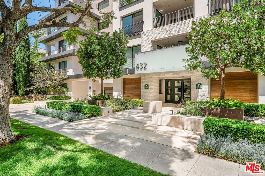 Image 1 of property listing at 432 N Oakhurst Dr Apt 101, Beverly Hills, CA 90210