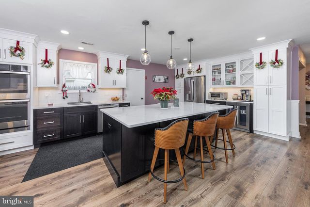 14 HICKORY LN, Swedesboro, NJ 08085