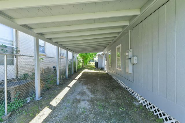 6905 Speaker Street, Hitchcock, TX 77563