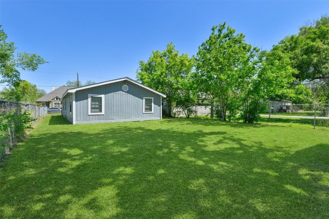 6905 Speaker Street, Hitchcock, TX 77563