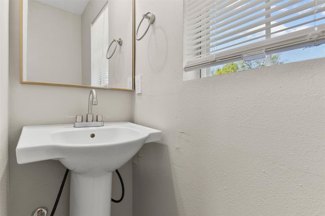 6905 Speaker Street, Hitchcock, TX 77563