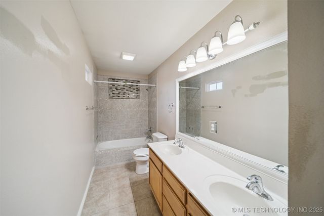 18910 S Canyon Creek Road, Claremore, OK 74017