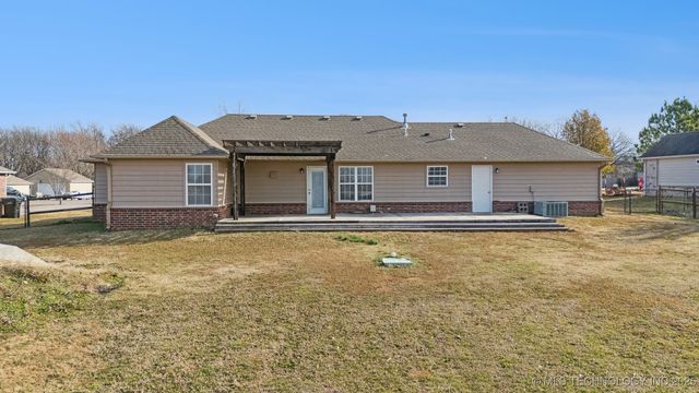 18910 S Canyon Creek Road, Claremore, OK 74017