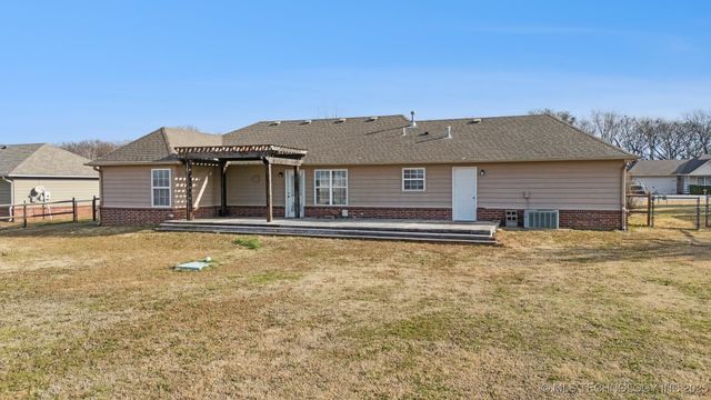 18910 S Canyon Creek Road, Claremore, OK 74017