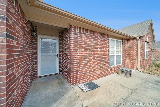 18910 S Canyon Creek Road, Claremore, OK 74017